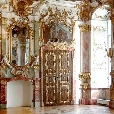 Prächtig ausgestatteter Prunkraum (Rokoko) mit goldenen Verzierungen, Stuck, Spiegeln, Engeln