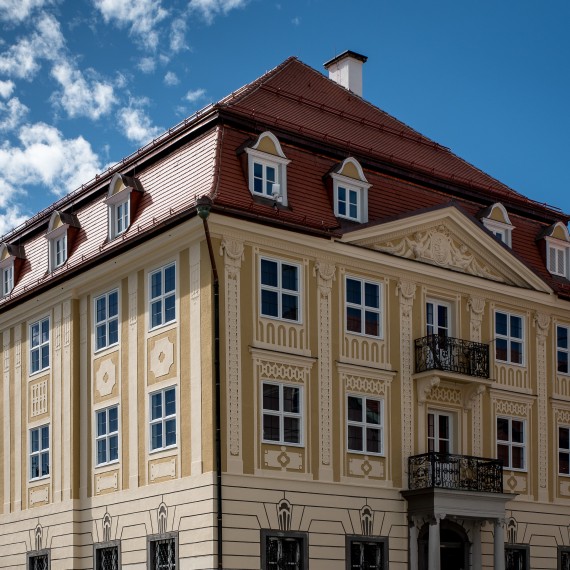 Außenansicht des denkmalgeschützten gelben Zumsteinhauses, in dem das Kempten-Museum untergebracht ist