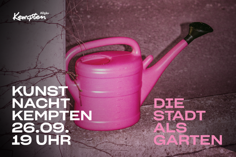 Pinke Gie&szlig;kanne vor einer grauen, &uuml;berwucherten Wand